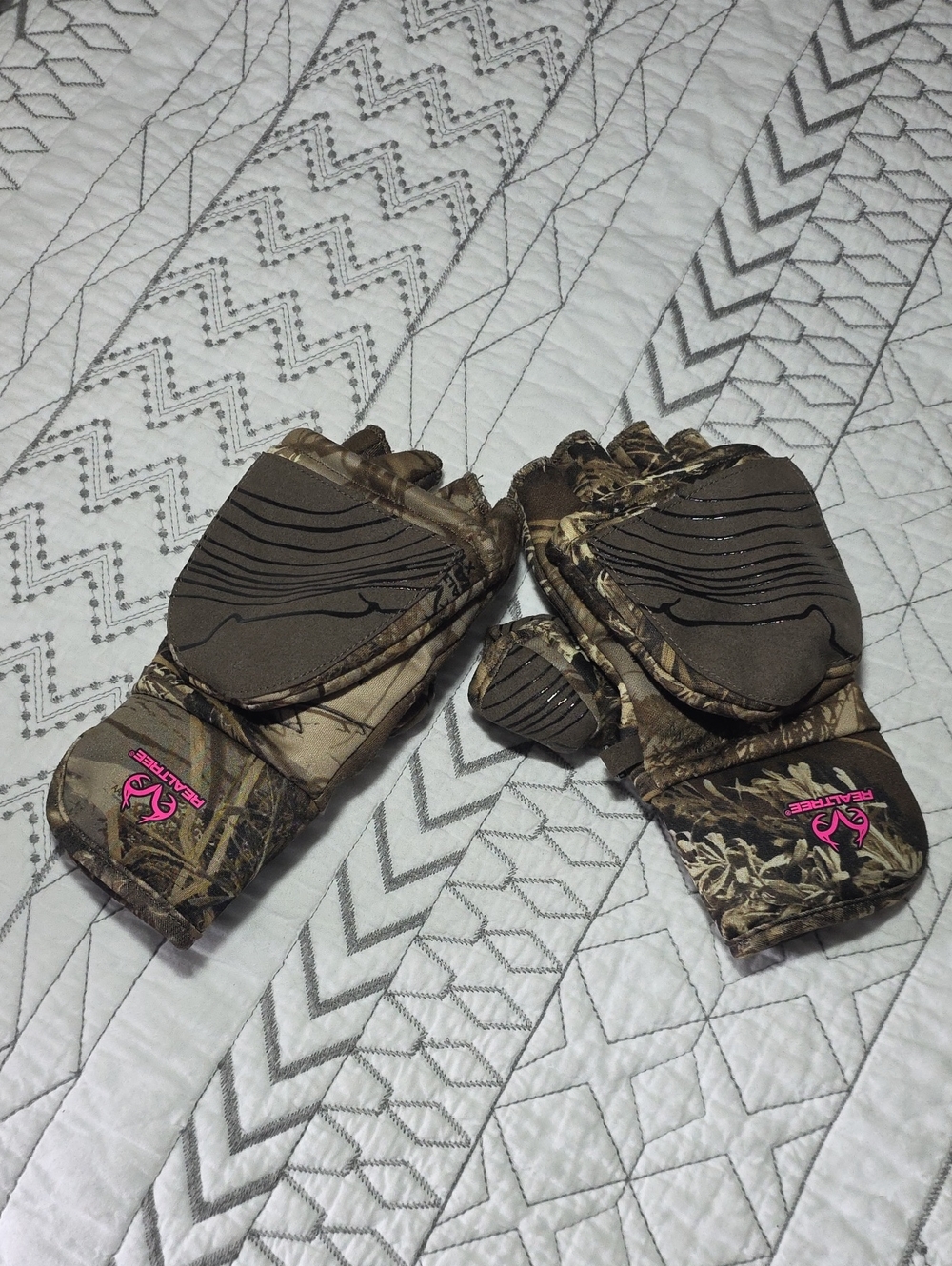 Realtree Camo Fingerless Hunting Mittens with Pink Logo